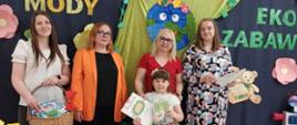 Moment wręczenia nagród małym modelom i modelkom 