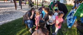 Jesienne zabawy podczas pikniku w wykonaniu dzieci
