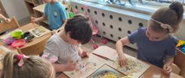 Dzieci w trakcie warsztatów plastycznych - tworzą obraz