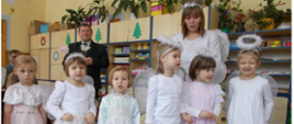 Dziewczynki przebrane za aniołki odgrywają scenki