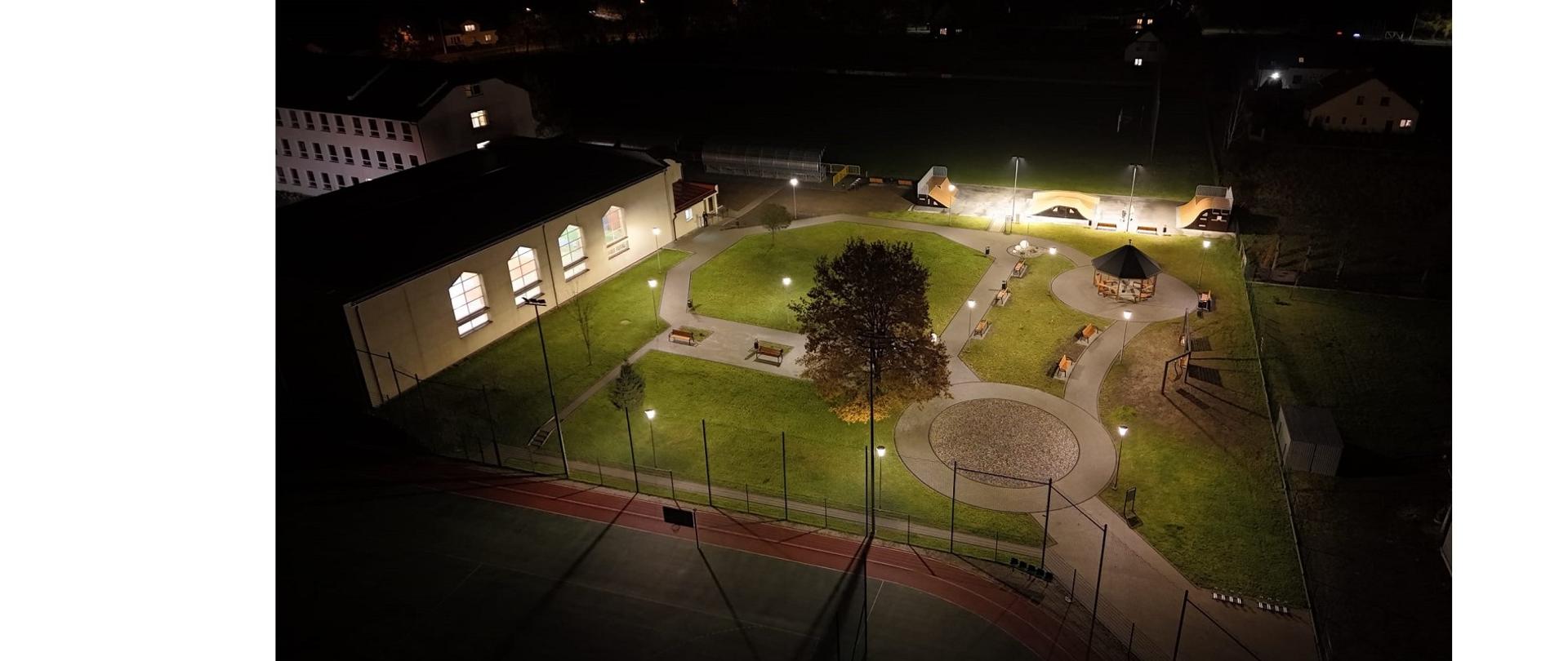 Centrum Sportowo-Rekreacyjne w Pogwizdowie w nocnej iluminacji. Widok z drona na oświetlone obiekty