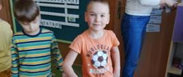 Dzieci w trakcie przygotowywania sadzonek