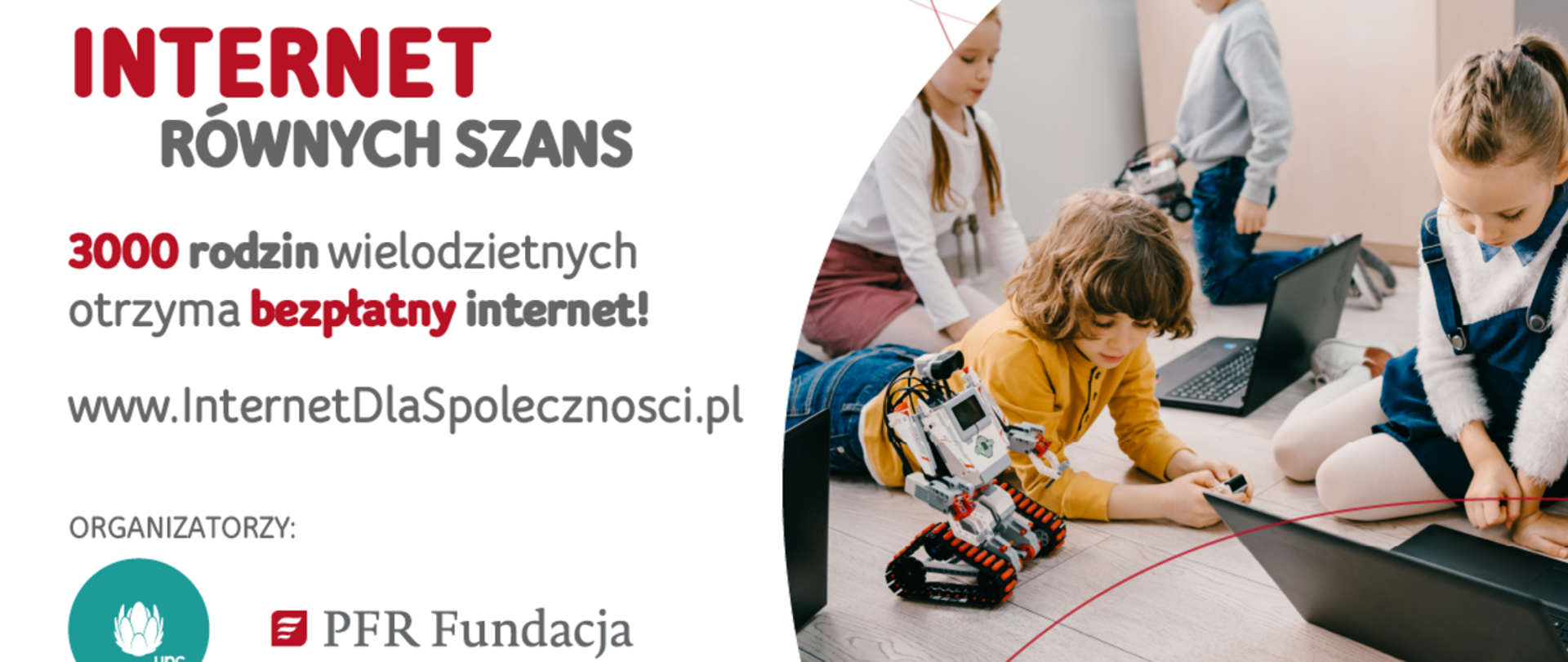 Baner na którym po prawej stronie znajduje się czworo dzieci na jasnej podłodze. Na pierwszym planie chłopiec w żółtej bluzce bawi się robotem, natomiast dziewczynka patrzy na laptopa leżącego na podłodze. Za tą dwójką, znajduje się kolejna dwójka dzieci. Chłopiec bawi się samochodem a dziewczynka patrzy na laptopa.