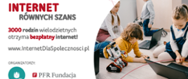 Baner na którym po prawej stronie znajduje się czworo dzieci na jasnej podłodze. Na pierwszym planie chłopiec w żółtej bluzce bawi się robotem, natomiast dziewczynka patrzy na laptopa leżącego na podłodze. Za tą dwójką, znajduje się kolejna dwójka dzieci. Chłopiec bawi się samochodem a dziewczynka patrzy na laptopa.
