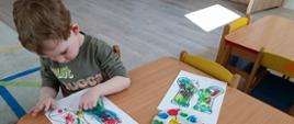 W trakcie zajęć artystycznych - dzieci kolorują kolorowanki przedstawiające skarpety