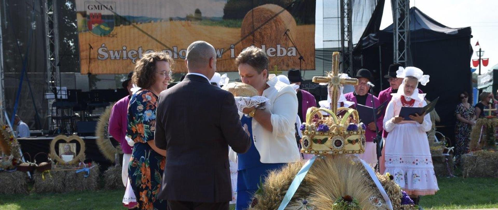 Pani Wójt wita się ze Starostami Dożynek w Milczu