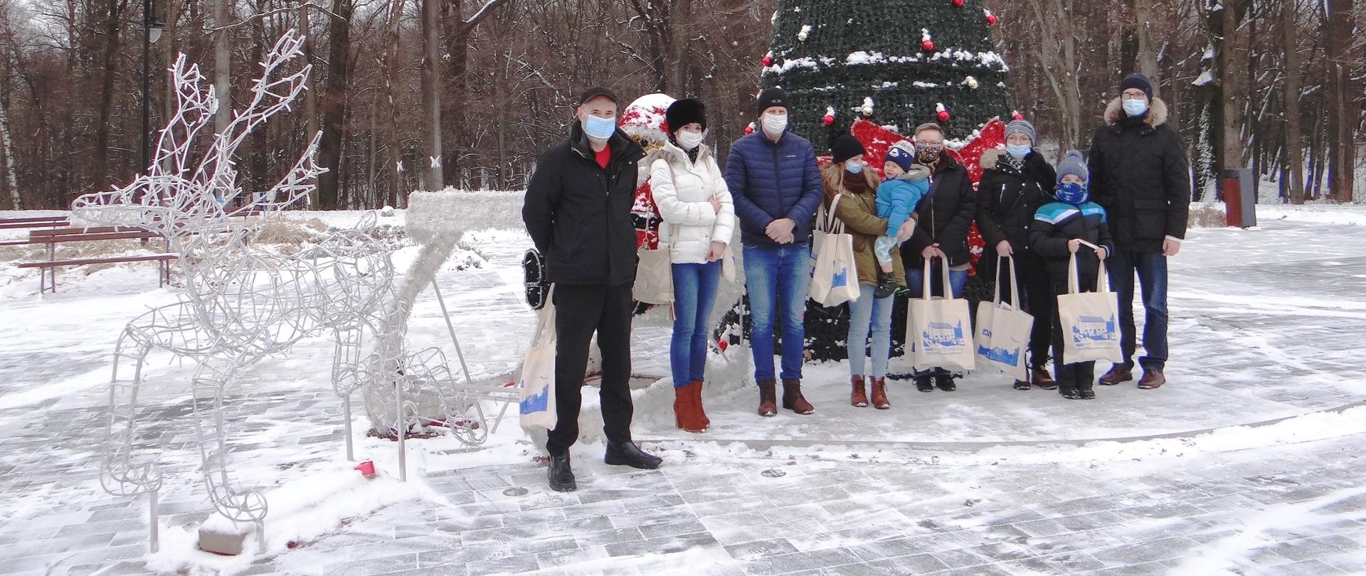 Pamiątkowa fotografia przed świąteczną choinką 