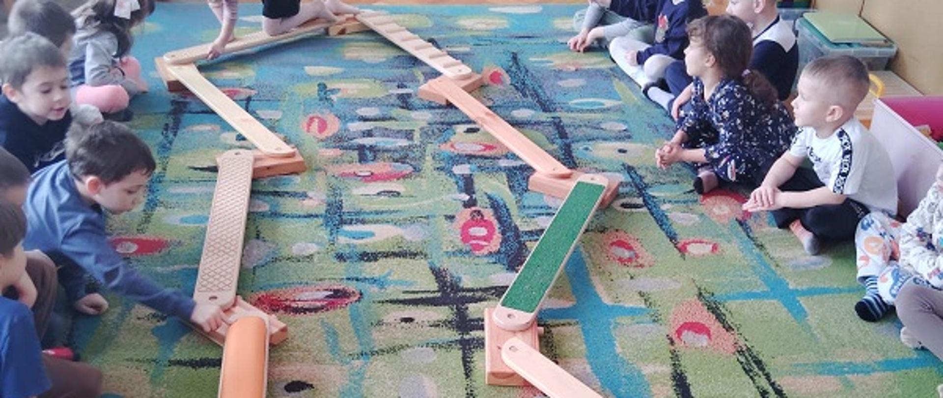 Dzieci w trakcie ćwiczeń na ścieżce sensorycznej