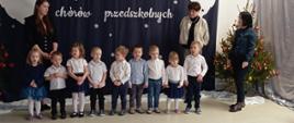 Występujące dzieci wraz z nauczycielkami