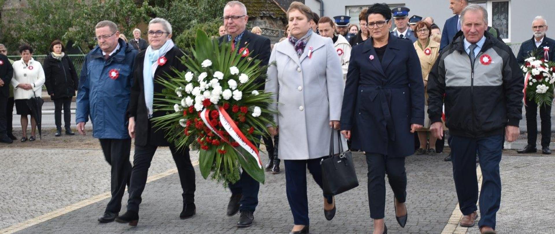 Złożenie kwiatów pod pomnikiem w Zacharzynie
