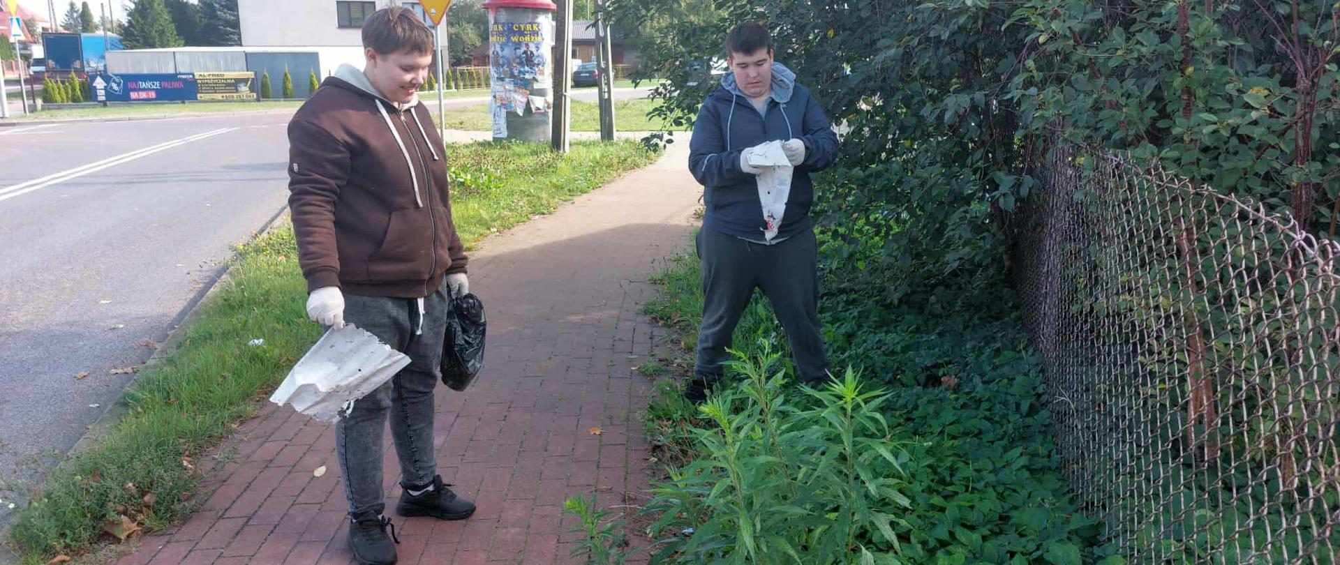 Uczniowie Zespołu Szkół Specjalnych im. Jana Pawła II w Bielsku Podlaskim w akcji Sprzątanie Świata