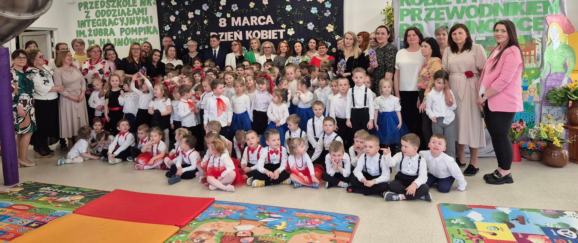 Pamiątkowe zdjęcie uczestników wydarzenia