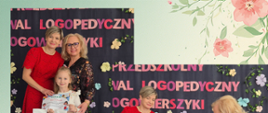 Dyrekcja i logopeda pozują do zdjęcia z dziećmi - laureatami konkursu