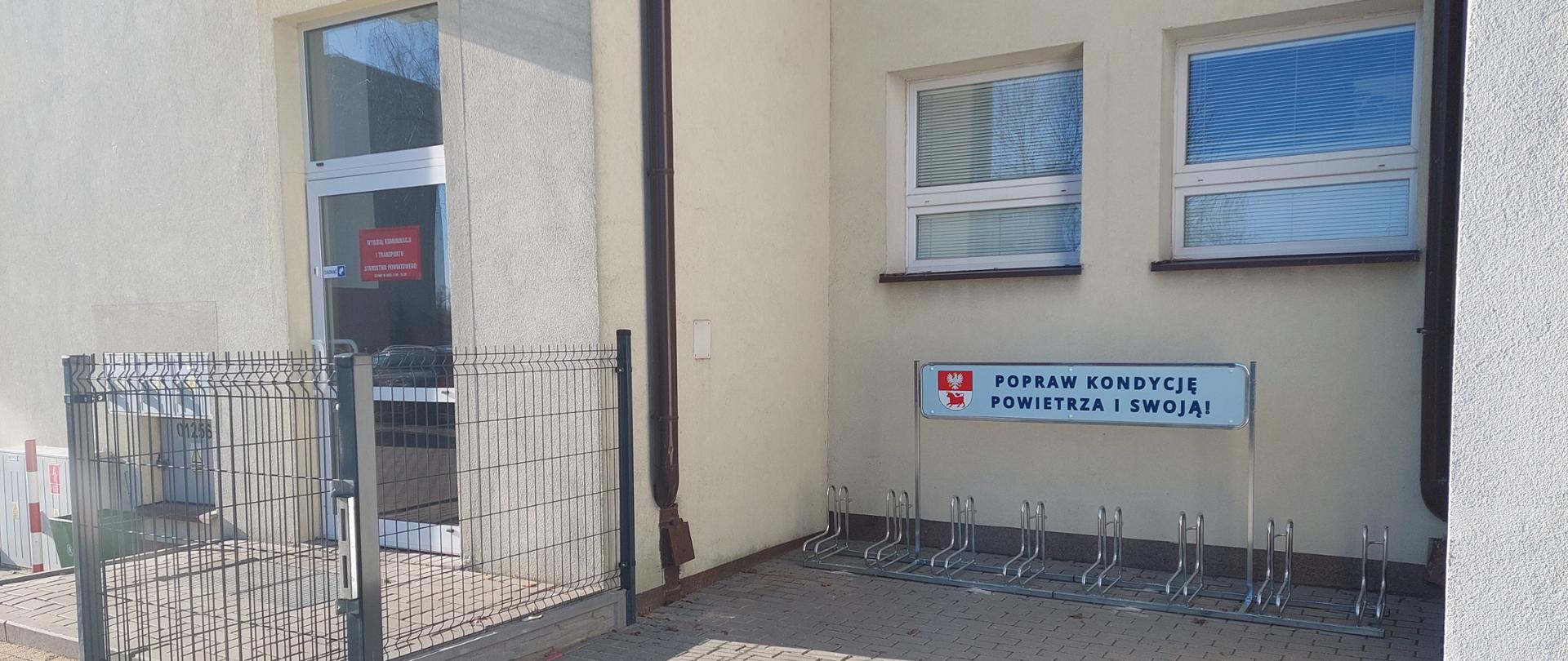 Stojak na rowery przy wydziale komunikacji starostwa powiatowego w Bielsku Podlaskim