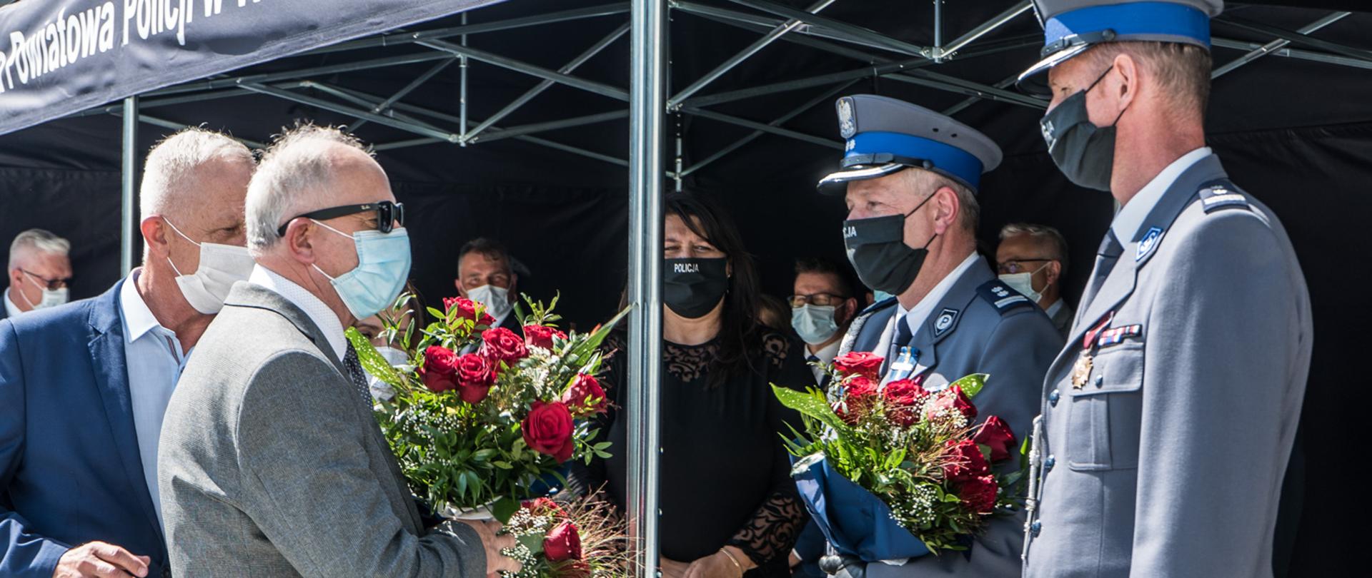 Na zdjęciu od lewej strony Sławomir Gołota, Augustyn Ormanty oraz 2 wyróżnionych funkcjonariuszy policji