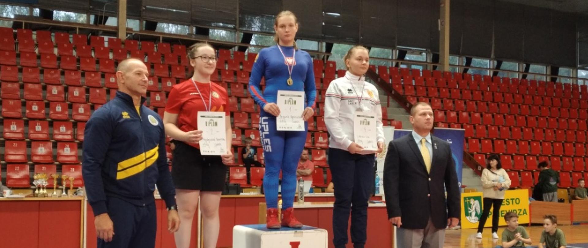 Na najwyższym stopniu podium stoi Agnieszka Bryczek - zawodniczka Ludowego Uczniowskiego Klubu Sportowego "Suples" w Kraśniku