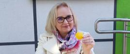 Pani Dyrektor pozuje do zdjęcia