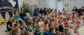 Dzieci oglądają spektakl