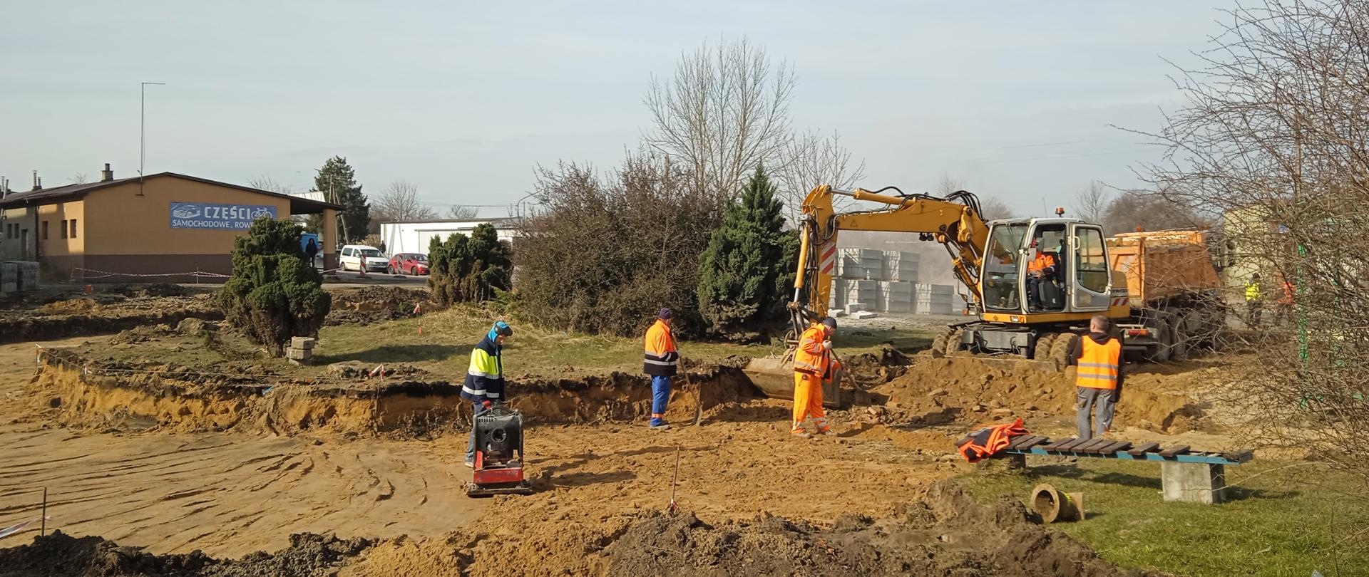 Pracujący robotnicy i maszyny.