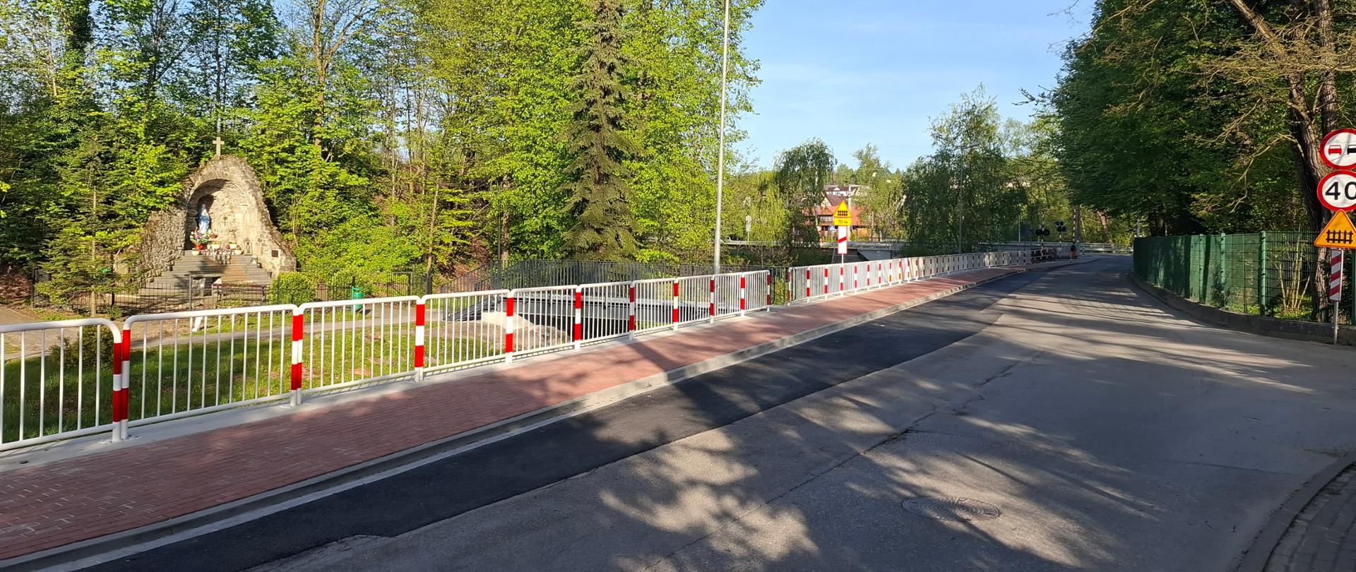 Zdjęcie przedstawia przebudowaną drogę gminną w granicach istniejącego pasa drogi w Rokicinach Podhalańskich.Wykonano prace poszerzenia jezdni oraz przesunięcie chodnika na długości od torów kolejowych PKP do placu postojowego.