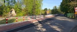 Zdjęcie przedstawia przebudowaną drogę gminną w granicach istniejącego pasa drogi w Rokicinach Podhalańskich.Wykonano prace poszerzenia jezdni oraz przesunięcie chodnika na długości od torów kolejowych PKP do placu postojowego.