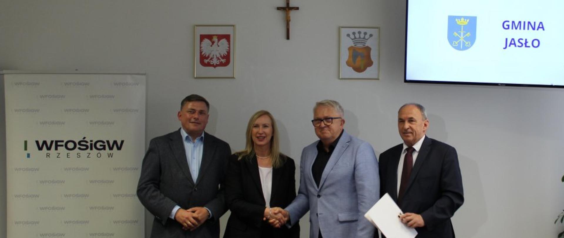 Podpisanie umowy na instalacje fotowoltaiczne wraz z magazynami energii na budynkach OSP w Trzcinicy, Szebniach i Warzycach w ramach programu „Dobra Energia w Twojej Gminie”.