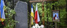 Pomnik na Rabskiej Górze, flagi: papieska, maryjna, polski. Obraz Jana Pawła II 