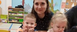 Mama z dzieckiem pozuje do zdjęcia w trakcie zajęć plastycznych