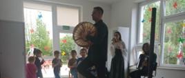 Dzieci biorą udział w zadaniach, wyznaczonych przez artystów