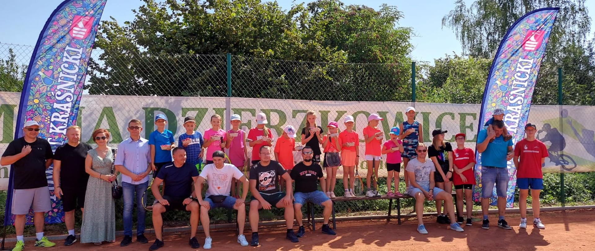 Uczestnicy, rodzice oraz zaproszeni goście na korcie tenisowym
