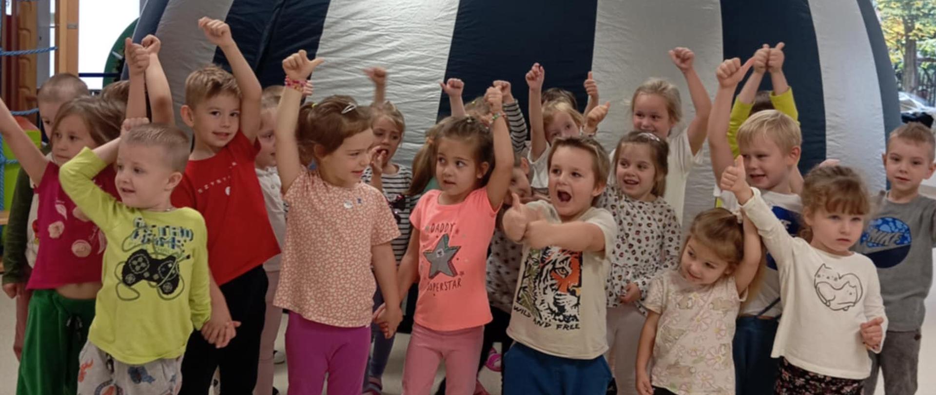 Dzieci pozują do zdjęcia