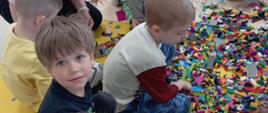 Dzieci w trakcie zabawy klockami lego - układają poszczególne elementy, pozują do zdjęć
