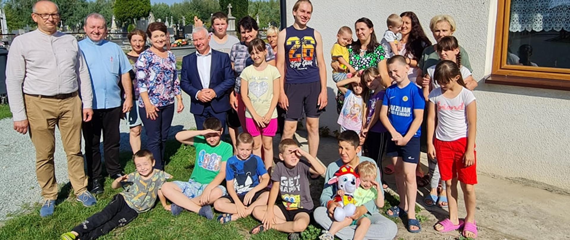 Starosta Kraśnicki Andrzej Rolla, Członek Zarządu Powiatu w Kraśniku Marek Kołtun w towarzystwie ks. dr Józefa Hałabisa i uchodźców z Ukrainy 