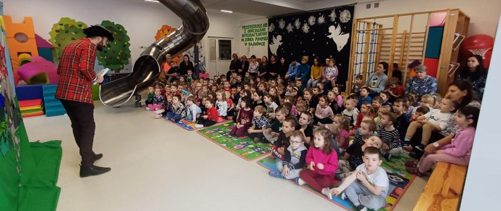 Teatr w przedszkolu - aktorzy występują przed dziećmi