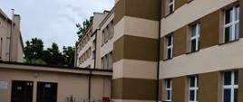 Budynek Zespołu Szkół nr 2 w Kraśniku z widoczną dobudową windy osobowej i placem parkingowym