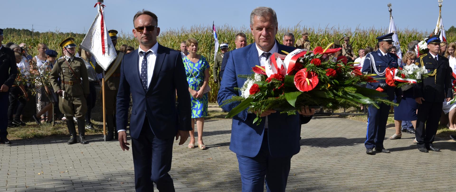 Starosta bielski Sławomir Jerzy Snarski i wicestarosta Piotr Bożko składają wiązankę w hołdzie ofiarom bitwy pod Olszewem