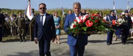 Starosta bielski Sławomir Jerzy Snarski i wicestarosta Piotr Bożko składają wiązankę w hołdzie ofiarom bitwy pod Olszewem