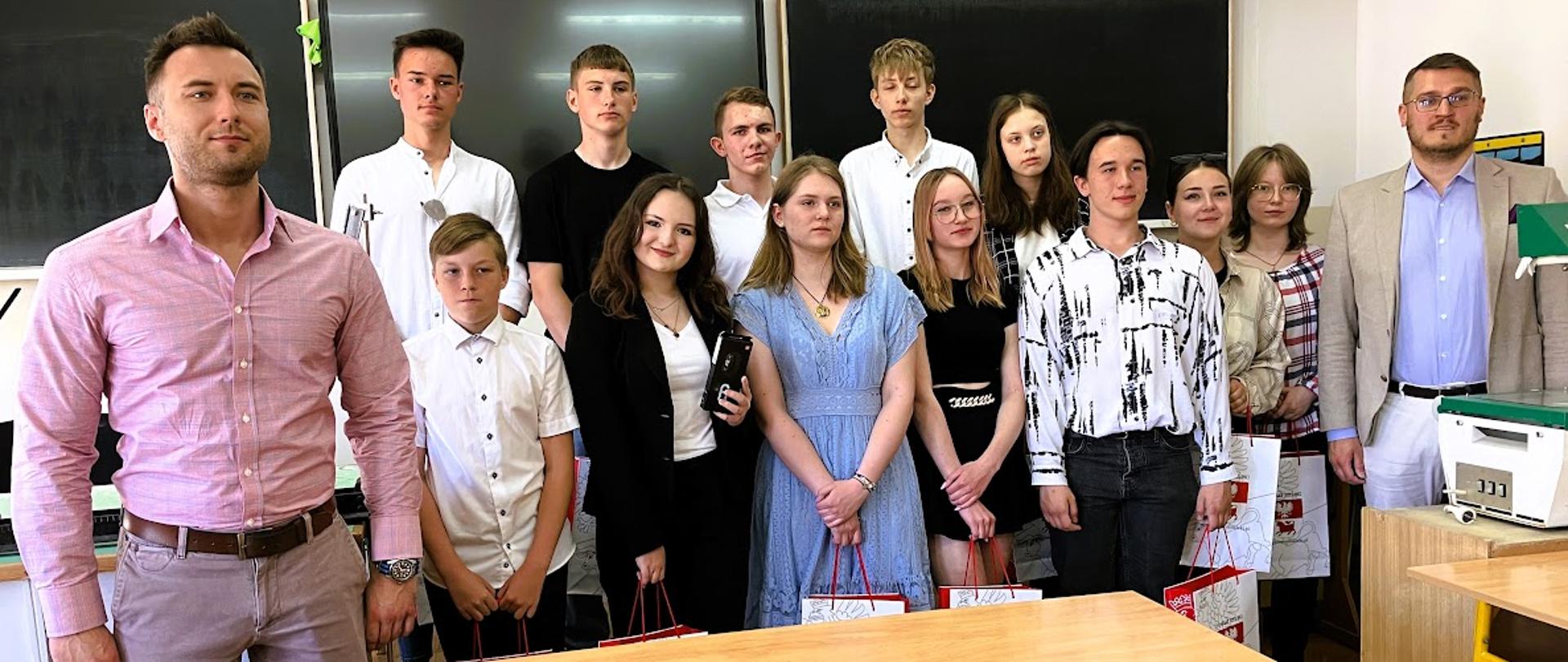 Uczestnicy i organizatorzy powiatowego konkursu wiedzy prawnej
