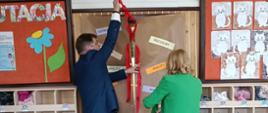 Burmistrz miasta Hajnówka Ireneusz Roman Kiendyś oraz Zastępca Burmistrza Barbara Sadowska podczas oficjalnego otwarcia laboratorium 
