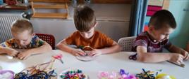 Dzieci w trakcie pracy twórczej