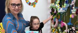 Prezentacja prac dzieci - Pani Dyrektor Dorota Ewelina Durzyńska wraz z dziewczynką pokazują wianki