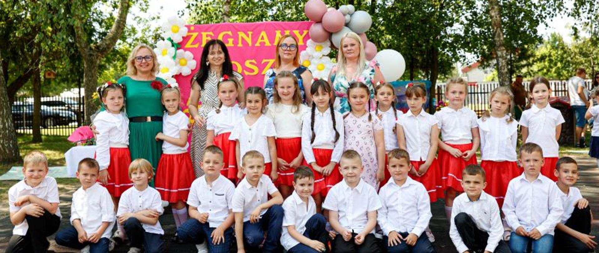 Grupa Sarenek pozuje do zdjęcia wraz z nauczycielkami i Dyrekcją