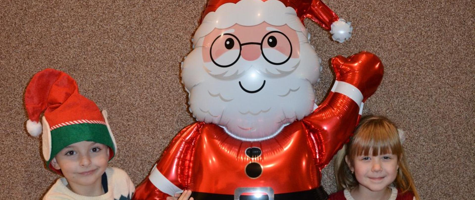 Dzieci z Mikołajem