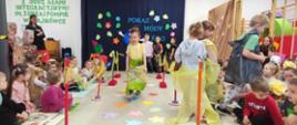 Dzieci ubrane w przygotowane przebrania z recyklingu, idą po "wybiegu" - kolorowym dywanie