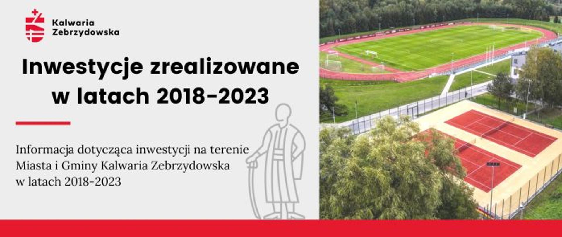 Plansza informacyjna po lewej treść - Informacja dotycząca inwestycji na terenie Miasta i Gminy Kalwaria Zebrzydowska w latach 2018-2023, po prawej boisko sportowe i kort tenisowy z lotu ptaka. 