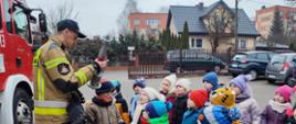 Strażak pokazuje dzieciom sprzęt
