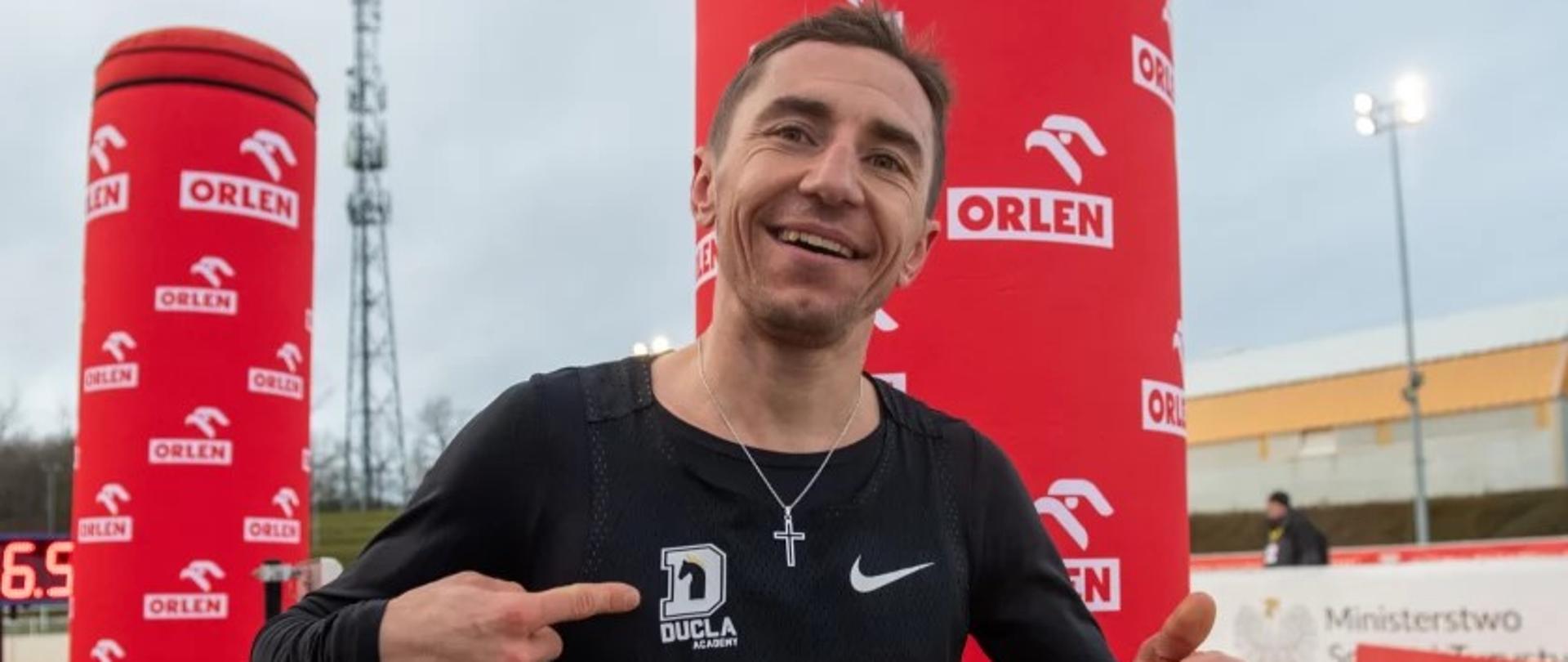 Uśmiechnięty Kamil Jastrzębski po biegu