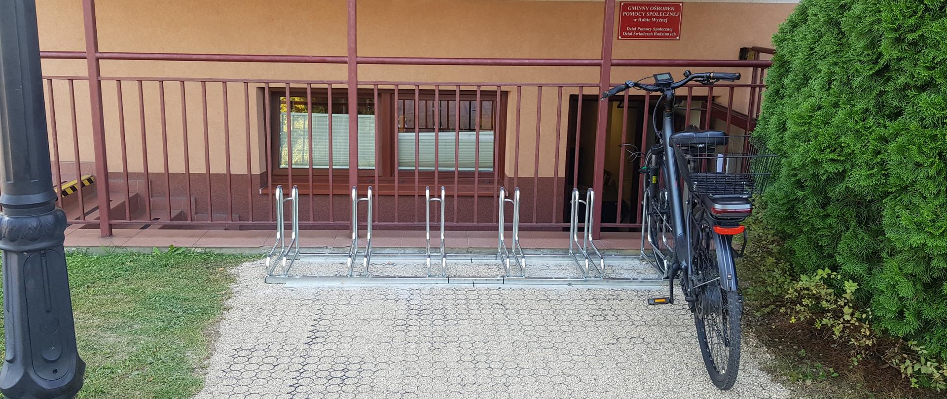 Nowy parking dla rowerów przy Urzędzie Gminy Raba Wyżna