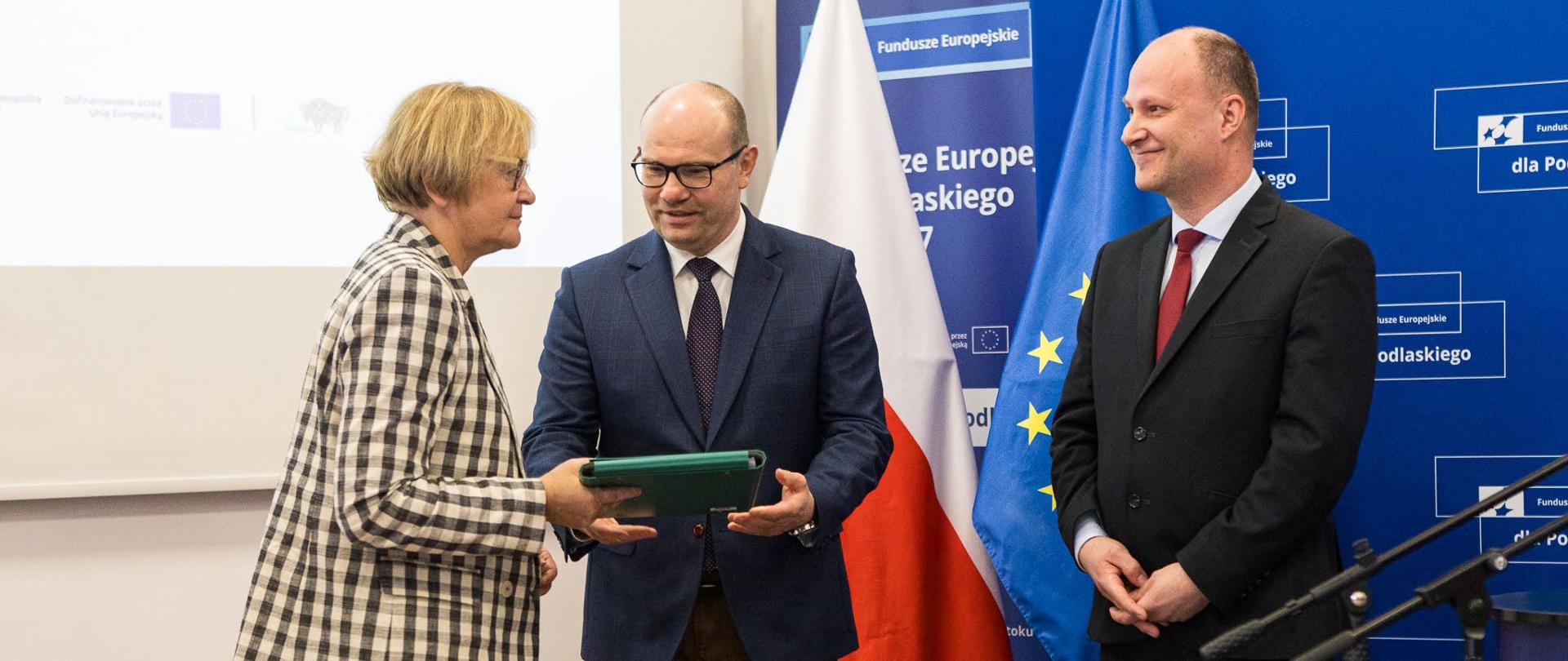 Dyrektor Powiatowego Urzędu Pracy w Bielsku Podlaskim Beata Dawidziuk odbiera umowę na sfinansowanie zadania