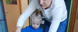 Dzieci w trakcie przygotowywania sadzonek